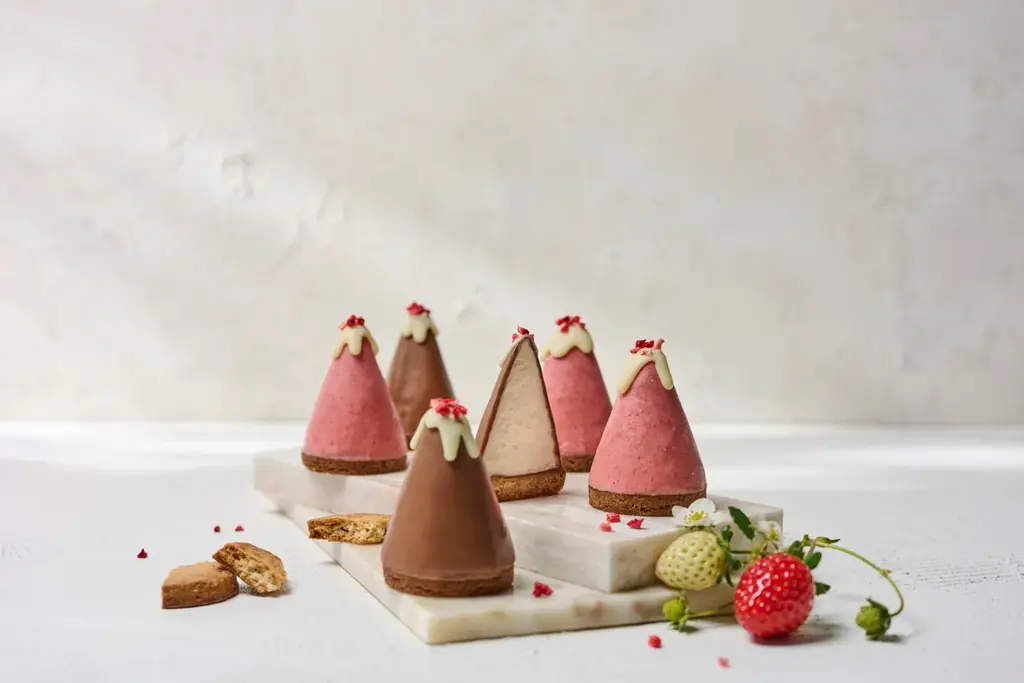 【初登場】いちごのお菓子専門店AUDREY(オードリー)、公式オンラインショップに初の生洋菓子「いちごの山」が登場。2026年2月6日(金)より3日間限定販売 画像 1