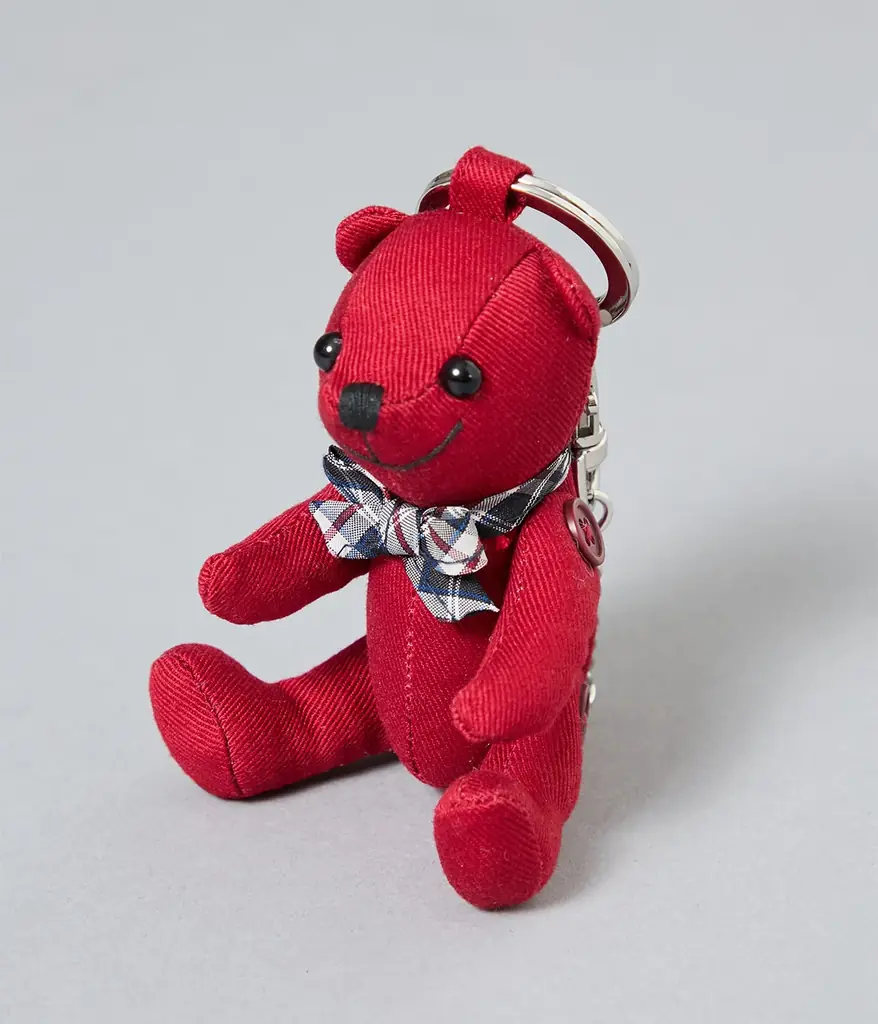 ニューヨーカー×鹿島アントラーズ 【アントラーズ レッド ベアチャーム】が登場！公式通販サイト「NYオンライン」にて2月13日（金）12時より先行予約開始 画像 2