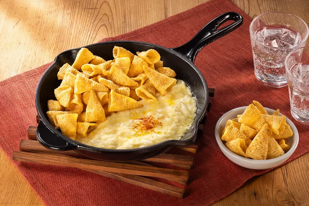 香ばしいチーズや鶏、コチュジャンの甘辛い旨味がたまらない韓国グルメの定番メニュー「チーズタッカルビ」のおいしさを味わえる「とんがりコーン」＜チーズタッカルビ味＞2026年2月16日（月）新発売！ 画像 2