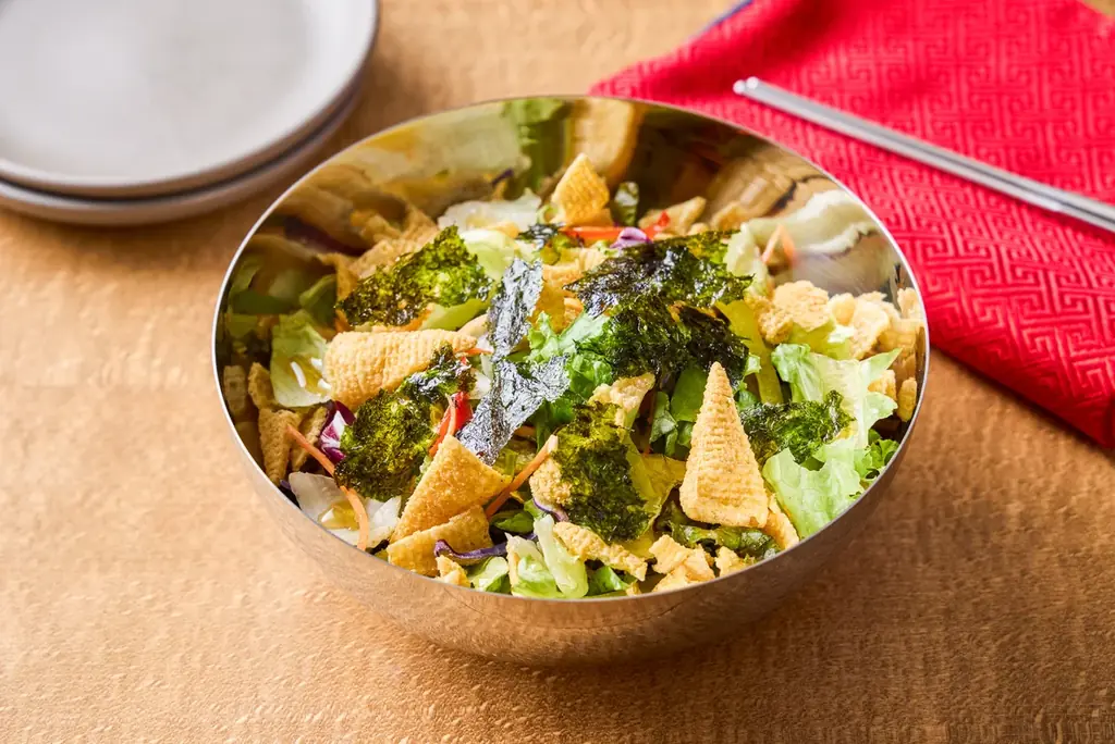 香ばしいチーズや鶏、コチュジャンの甘辛い旨味がたまらない韓国グルメの定番メニュー「チーズタッカルビ」のおいしさを味わえる「とんがりコーン」＜チーズタッカルビ味＞2026年2月16日（月）新発売！ 画像 3