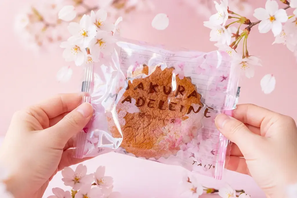 【桜スイーツ人気No.1】口の中で、桜の花が舞うような味わい。ふんわりシフォン食感の「桜マドレーヌ」が2/8より登場 画像 11