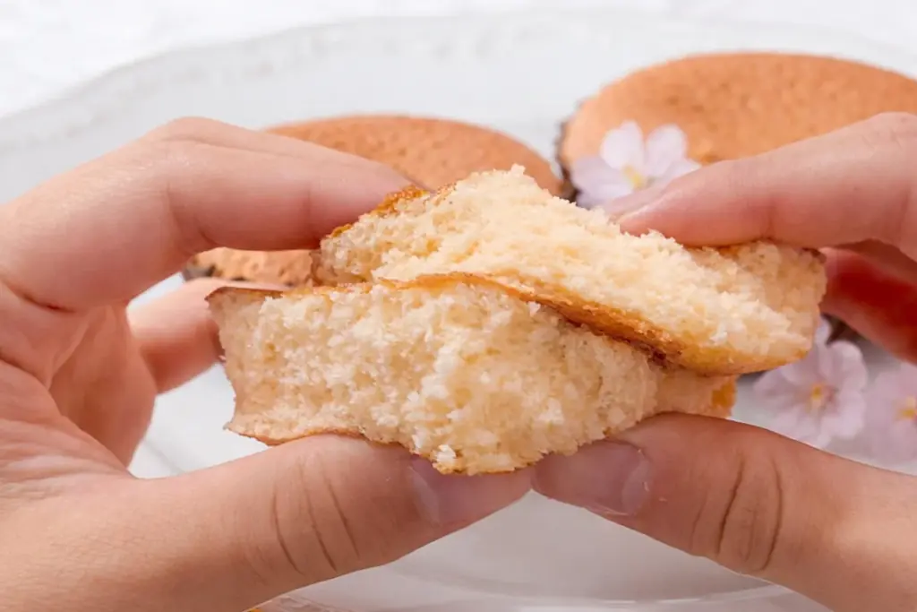 【桜スイーツ人気No.1】口の中で、桜の花が舞うような味わい。ふんわりシフォン食感の「桜マドレーヌ」が2/8より登場 画像 6