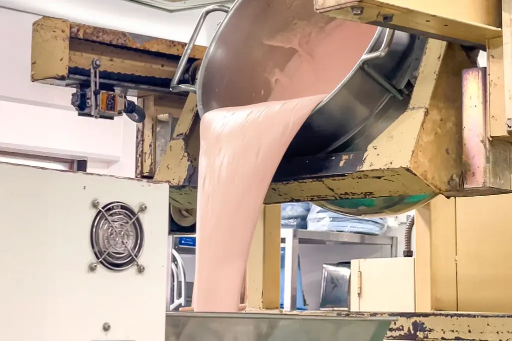 【桜スイーツ人気No.1】口の中で、桜の花が舞うような味わい。ふんわりシフォン食感の「桜マドレーヌ」が2/8より登場 画像 8