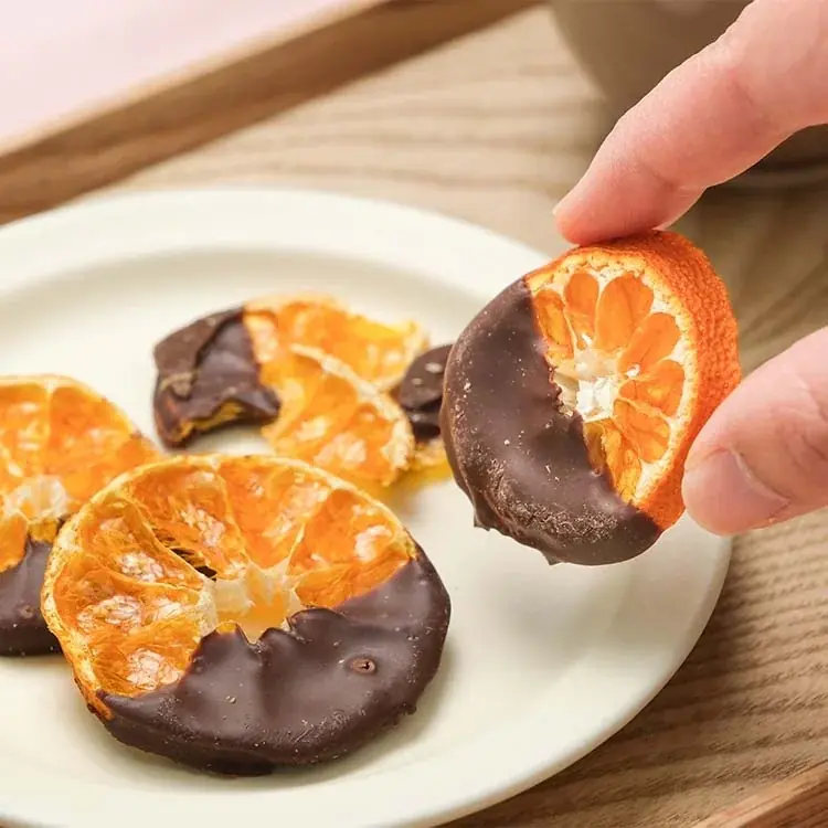 【パリッと弾ける、果実とチョコの爽快感】凝縮されたみかんの酸味とチョコのコクが重なる『パリッと軽やか みかんチョコ』をスナックミーオンラインストアで期間限定発売 画像 3