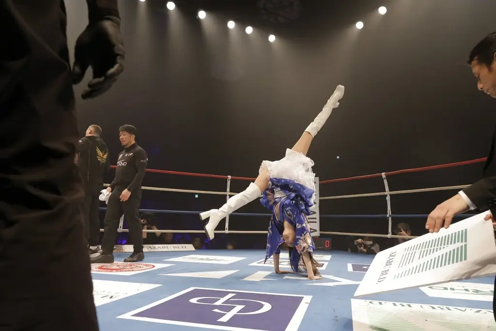 【事後レポート】 新K-1公式ヴィーナス「斎藤恭代」さんが“勝利の女神”としてKO呼ぶ華麗な舞い！「鈴木ユリア」さんが初ゲスト登場し、空手愛溢れるエールで相互フォローの松山勇汰の激戦を後押し！ 画像 10