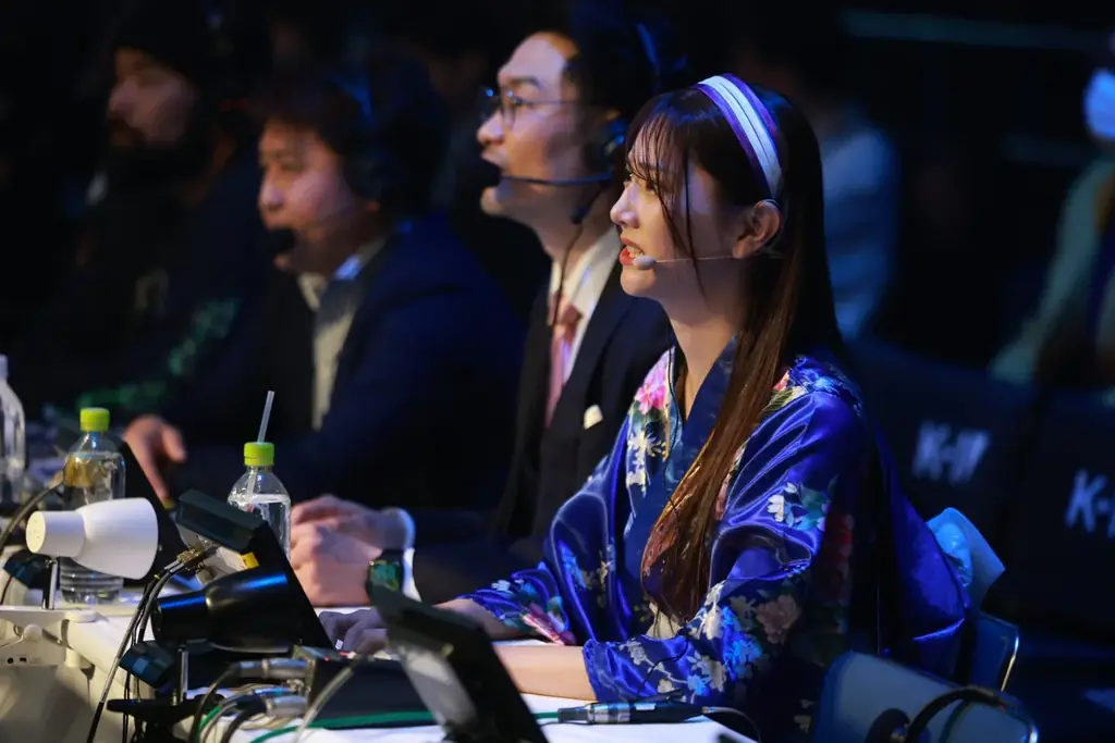 【事後レポート】 新K-1公式ヴィーナス「斎藤恭代」さんが“勝利の女神”としてKO呼ぶ華麗な舞い！「鈴木ユリア」さんが初ゲスト登場し、空手愛溢れるエールで相互フォローの松山勇汰の激戦を後押し！ 画像 11