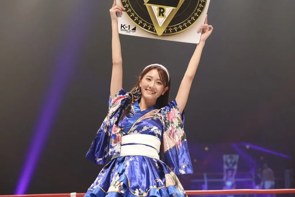 【事後レポート】 新K-1公式ヴィーナス「斎藤恭代」さんが“勝利の女神”としてKO呼ぶ華麗な舞い！「鈴木ユリア」さんが初ゲスト登場し、空手愛溢れるエールで相互フォローの松山勇汰の激戦を後押し！ 画像 12