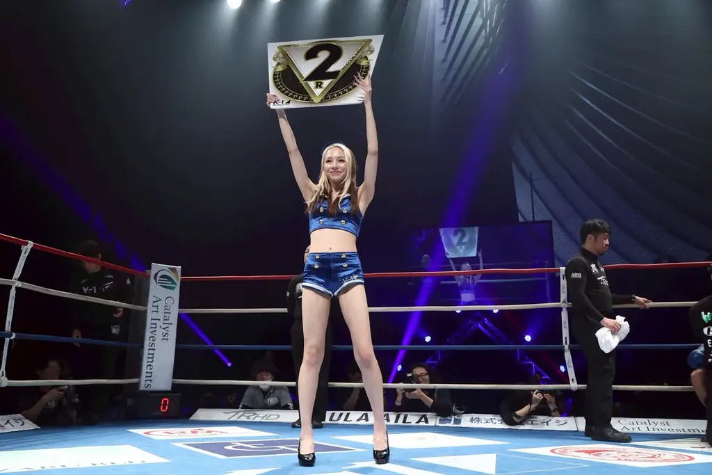 【事後レポート】 新K-1公式ヴィーナス「斎藤恭代」さんが“勝利の女神”としてKO呼ぶ華麗な舞い！「鈴木ユリア」さんが初ゲスト登場し、空手愛溢れるエールで相互フォローの松山勇汰の激戦を後押し！ 画像 3