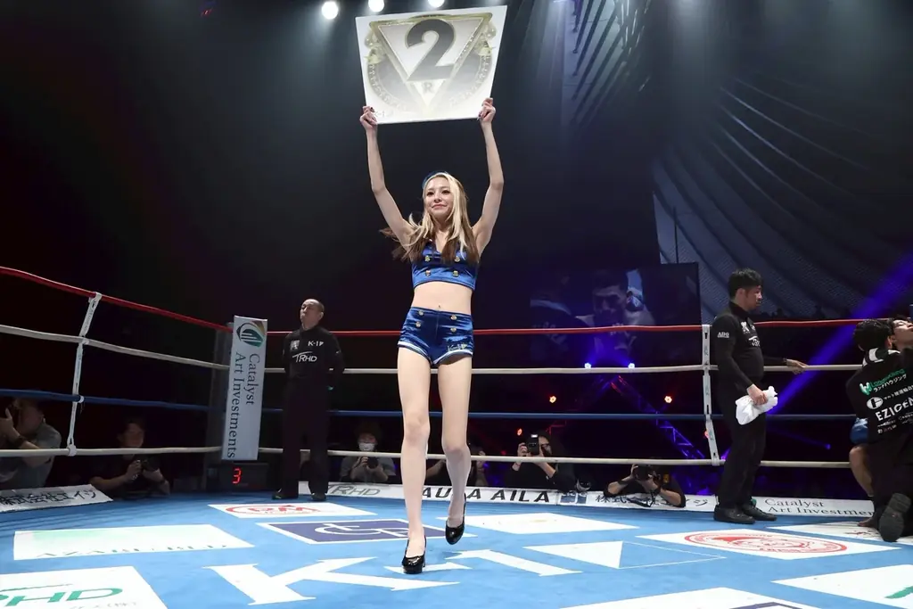 【事後レポート】 新K-1公式ヴィーナス「斎藤恭代」さんが“勝利の女神”としてKO呼ぶ華麗な舞い！「鈴木ユリア」さんが初ゲスト登場し、空手愛溢れるエールで相互フォローの松山勇汰の激戦を後押し！ 画像 4