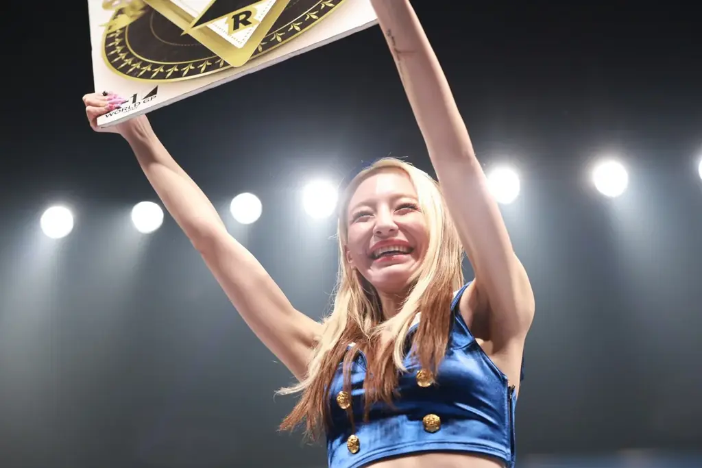 【事後レポート】 新K-1公式ヴィーナス「斎藤恭代」さんが“勝利の女神”としてKO呼ぶ華麗な舞い！「鈴木ユリア」さんが初ゲスト登場し、空手愛溢れるエールで相互フォローの松山勇汰の激戦を後押し！ 画像 5