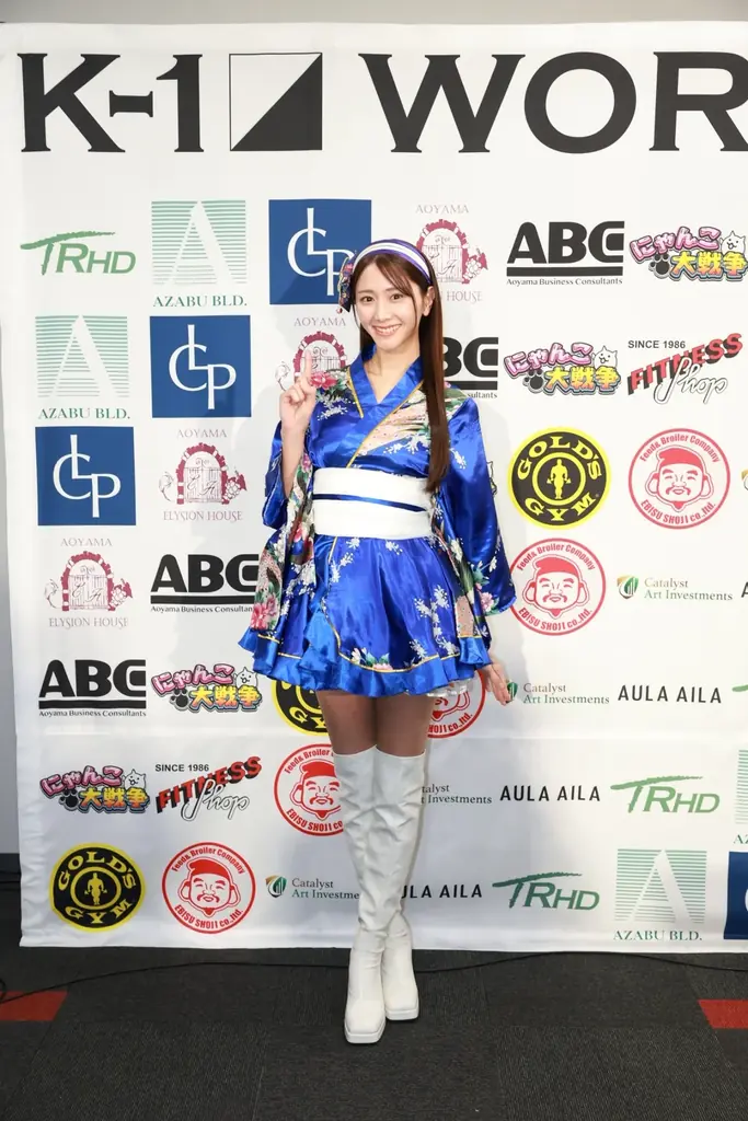 【事後レポート】 新K-1公式ヴィーナス「斎藤恭代」さんが“勝利の女神”としてKO呼ぶ華麗な舞い！「鈴木ユリア」さんが初ゲスト登場し、空手愛溢れるエールで相互フォローの松山勇汰の激戦を後押し！ 画像 9