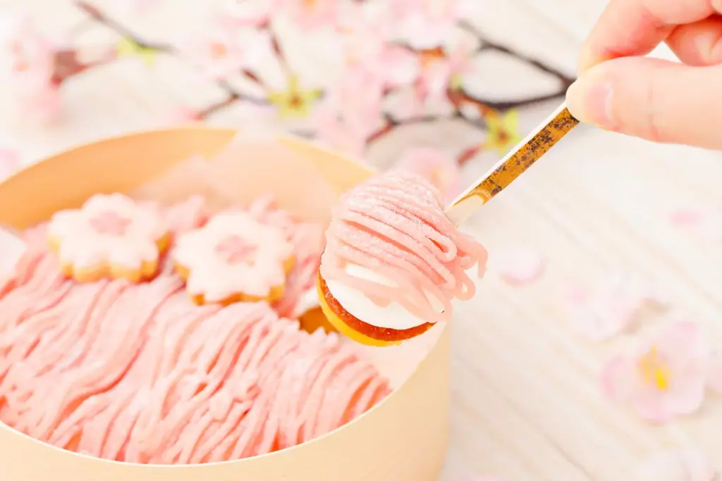 【春のモンブラン】合計累計販売数2.5万個※1の人気スイーツ！甘酸っぱい国産苺を飾った『苺とさくらのモンブラン』＆さくらの優しい香りを楽しめる『さくらのプチモンブラン』の春限定モンブラン2種を限定発売 画像 6