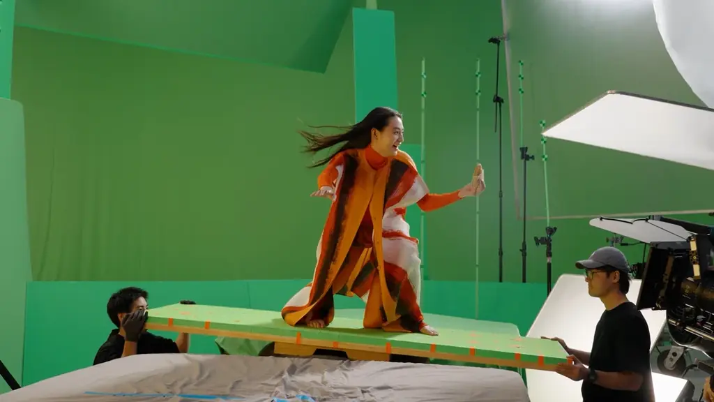 八木莉可子さんが初の“波乗り”でチーズの海をサーフィン！ファミチキのCM出演数が最多の八木さんが「ファミチキ検定」に挑戦新CM「濃厚チーズinファミチキ チーズトリップ」篇2月10日(火)から放映開始 画像 2