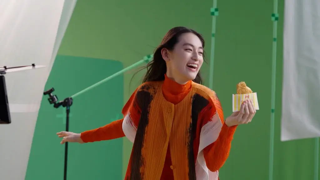 八木莉可子さんが初の“波乗り”でチーズの海をサーフィン！ファミチキのCM出演数が最多の八木さんが「ファミチキ検定」に挑戦新CM「濃厚チーズinファミチキ チーズトリップ」篇2月10日(火)から放映開始 画像 3