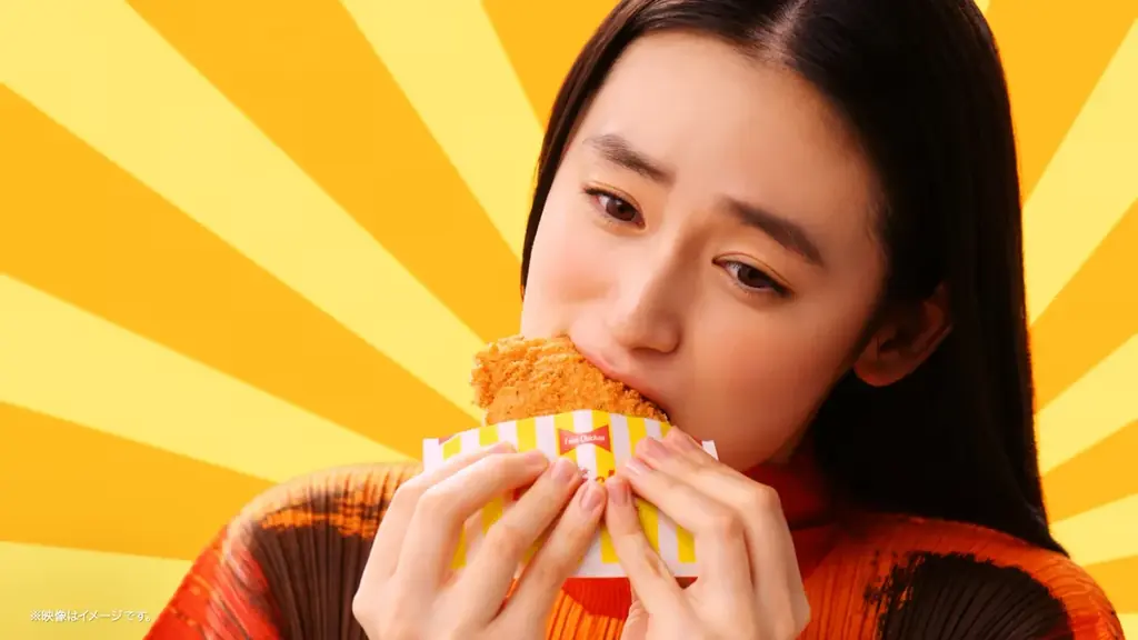 八木莉可子さんが初の“波乗り”でチーズの海をサーフィン！ファミチキのCM出演数が最多の八木さんが「ファミチキ検定」に挑戦新CM「濃厚チーズinファミチキ チーズトリップ」篇2月10日(火)から放映開始 画像 5