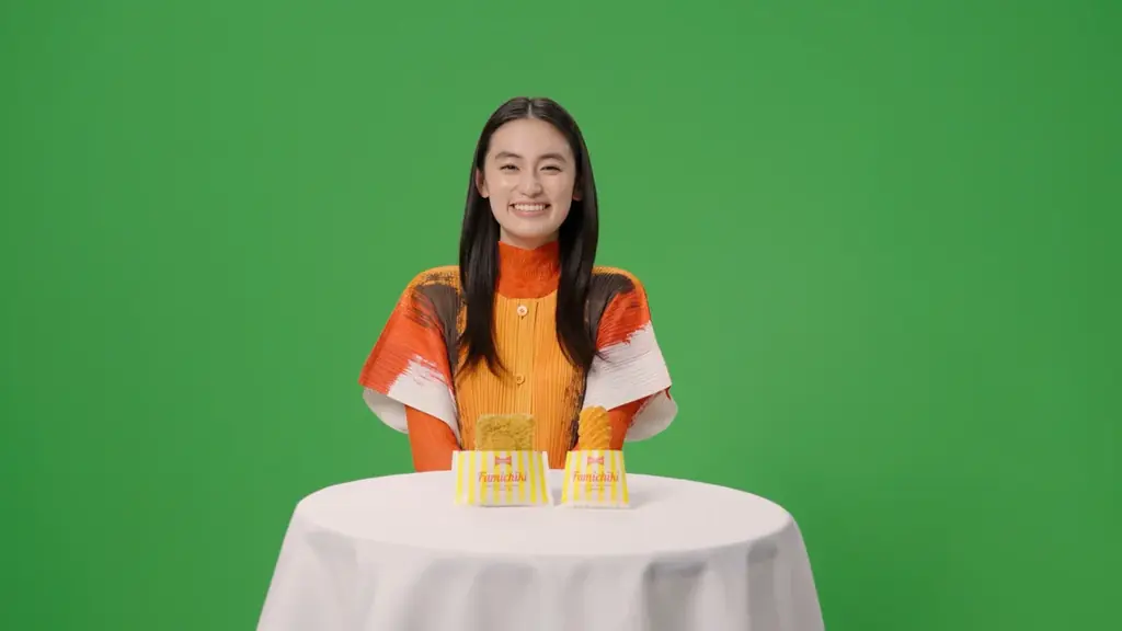 八木莉可子さんが初の“波乗り”でチーズの海をサーフィン！ファミチキのCM出演数が最多の八木さんが「ファミチキ検定」に挑戦新CM「濃厚チーズinファミチキ チーズトリップ」篇2月10日(火)から放映開始 画像 8