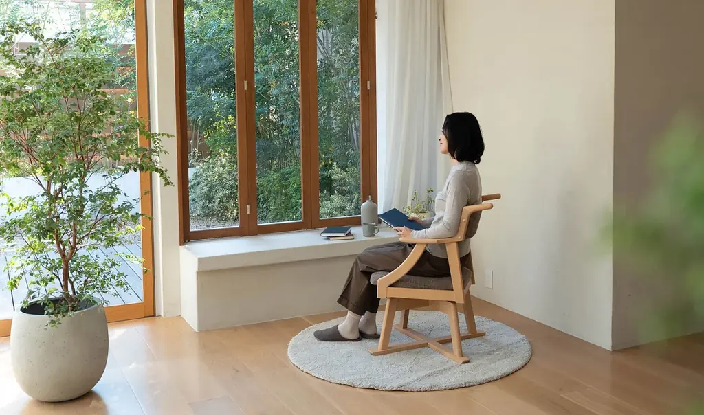 暮らしを助けるユニバーサルデザインチェア『食を楽しむための椅子～みのり～』第3弾として回転タイプが登場！食後の団らんまでを楽しむための基本設計に、立ち座りや向きの変更が楽になる回転機能を備えました。 画像 4