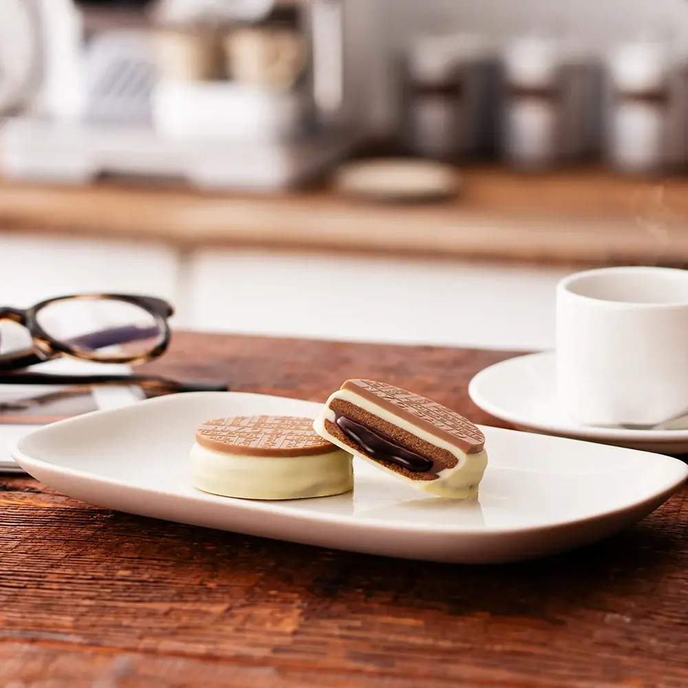 【N.Y.C.SAND】とろける香り、ひと口の静かな贅沢　新作「N.Y.エスプレッソラテキャラメルサンド＆Wチョコレート」2月15日登場！ 画像 2