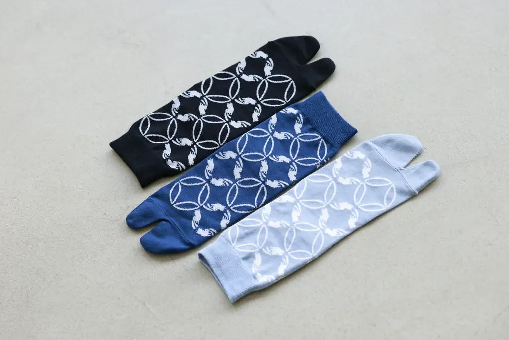 京都の老舗綿布商、永樂屋とタビオのコラボ企画。2026年２月17日（火）、タビオ運営の37店舗と公式オンラインストアで発売。一部店舗では、ラブリ紋刺繍サービスも実施 画像 2