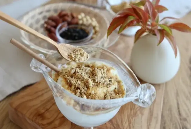 【ムーミン×みたけ食品】第2弾！不足しがちな鉄分をスプーン1杯で補う「黒ごまアーモンドきな粉」90g新発売 画像 2