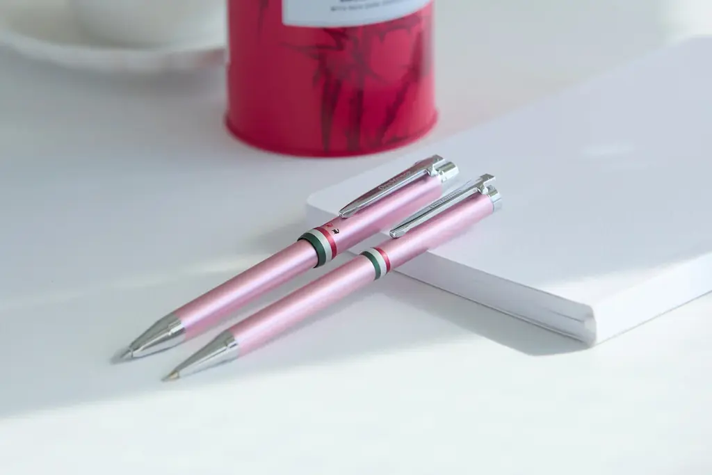 【新発売】春めく季節にぴったりの新色「ピンクCT」が、「ラ・スクリヴェリア」シリーズのボールペンと多機能ペンに新登場。｜イタリアのファクトリーブランド「Orobianco（オロビアンコ）」 画像 2