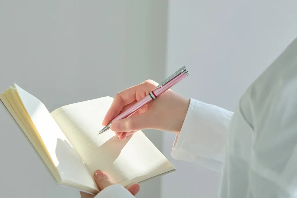 【新発売】春めく季節にぴったりの新色「ピンクCT」が、「ラ・スクリヴェリア」シリーズのボールペンと多機能ペンに新登場。｜イタリアのファクトリーブランド「Orobianco（オロビアンコ）」 画像 4