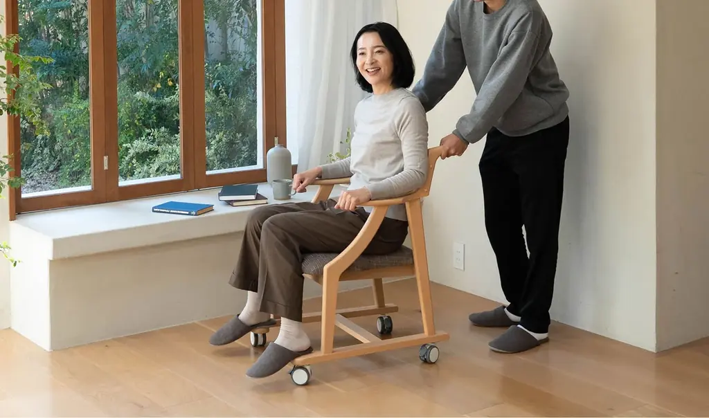 使う本人はもちろん、介助する家族のことも考えた食卓椅子が誕生。『食を楽しむための椅子～みのり～』にサポートタイプが新登場！食事や食後の団らんを楽しむ基本設計に、移動や介助のしやすさをプラス 画像 4