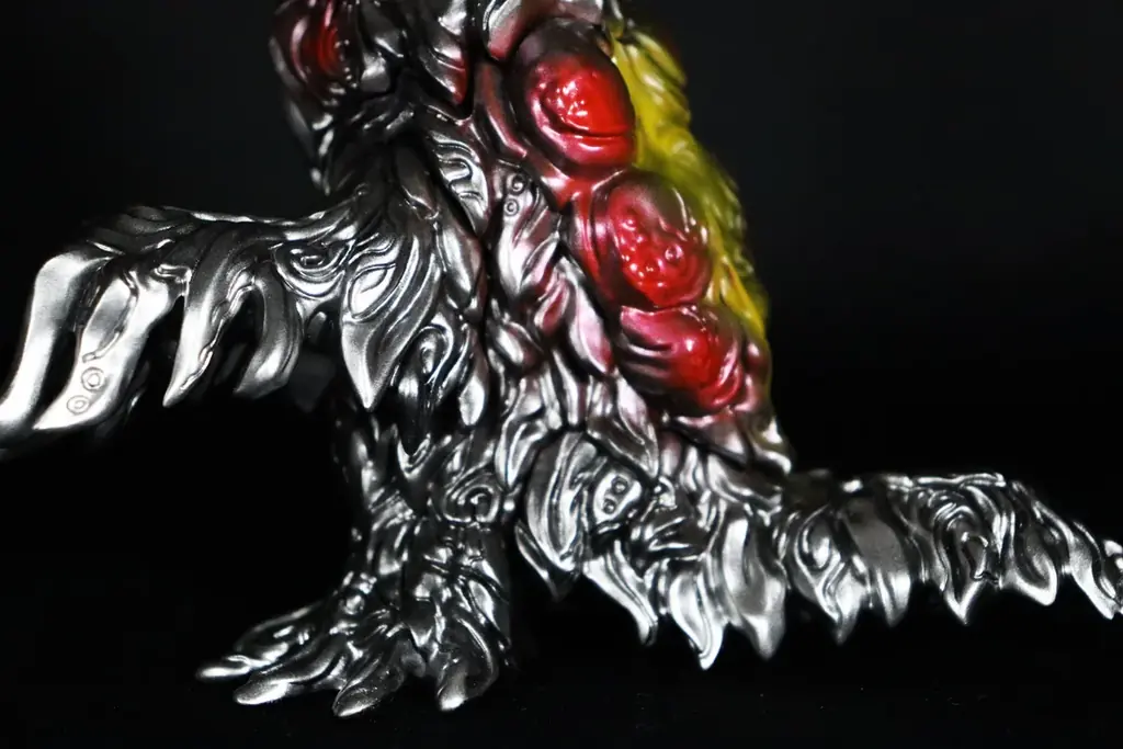 CCPJAPANの送る新たなレトロソフビシリーズ『ミドルサイズシリーズ ゴジラCREATION』第2弾として、造形作家「イササ」氏のデザインした「ヘドラ」が2種で登場！ 画像 4