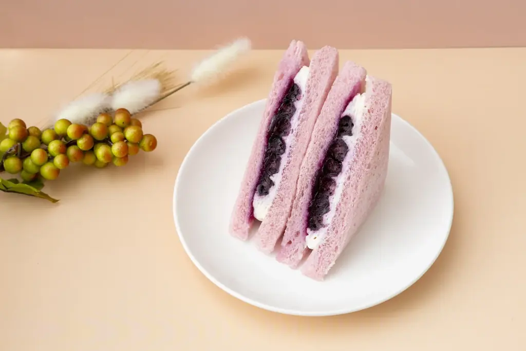クリームチーズ×ブルーベリーの至福の組み合わせ！セブン‐イレブンからパープルパンを使った「スイーツサンド」が登場！ 画像 2