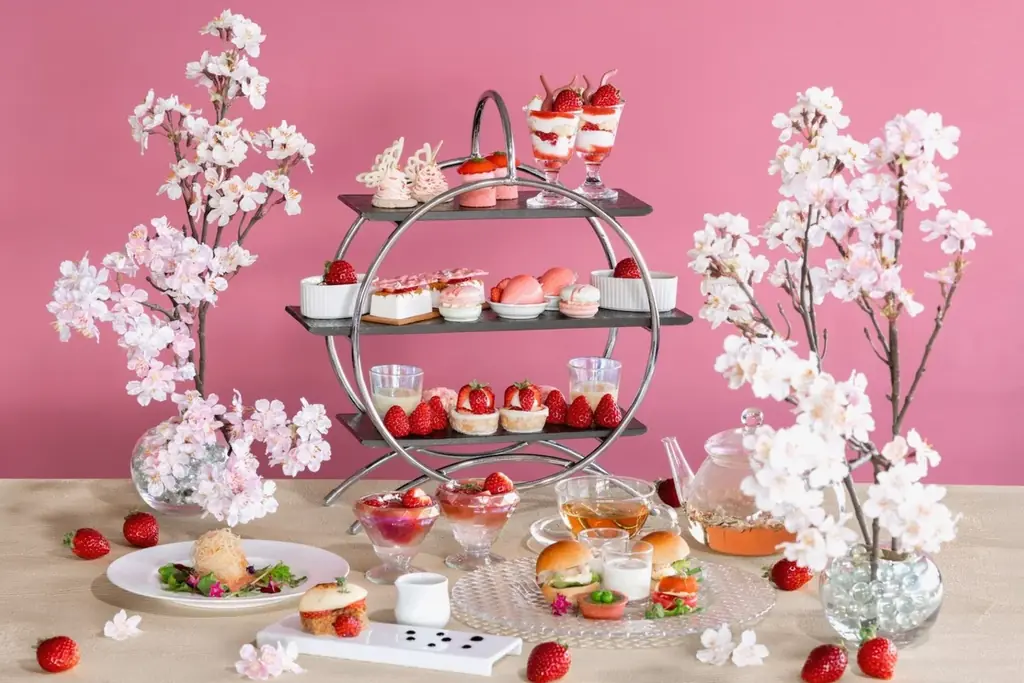 【４種の国産苺を食べ比べ】Quattro Strawberry Afternoon Tea Set ～春めくストロベリー～ 画像 1