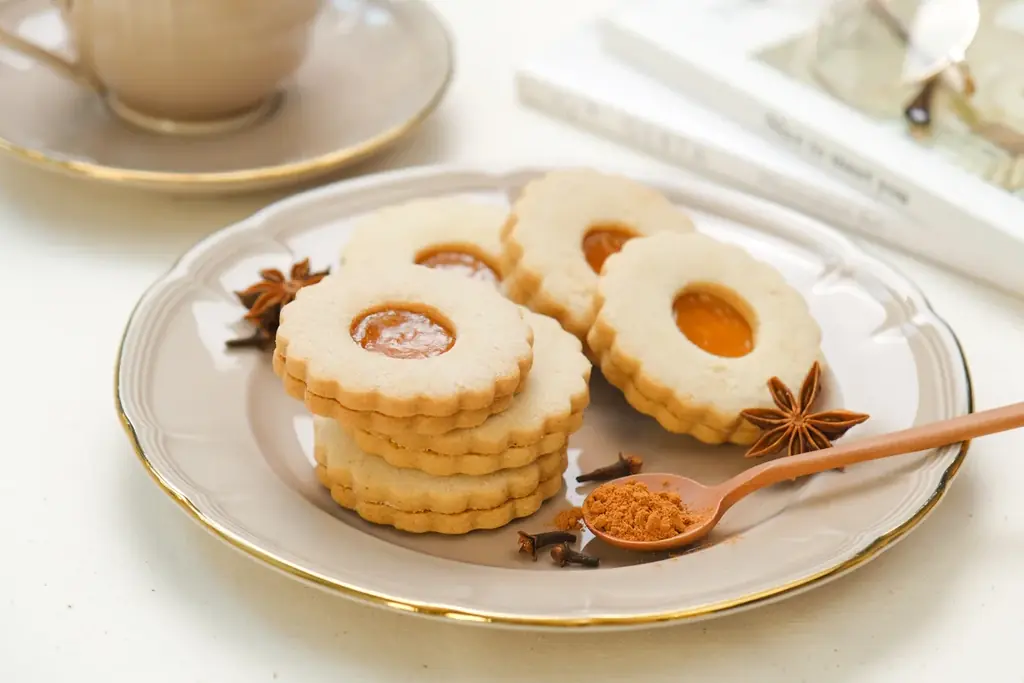 【さくほろ、スパイスの小さな旅】4種のスパイスとアプリコットが重なる『スパイス香る アプリコットのサブレサンド』をスナックミーオンラインストアで期間限定発売 画像 1