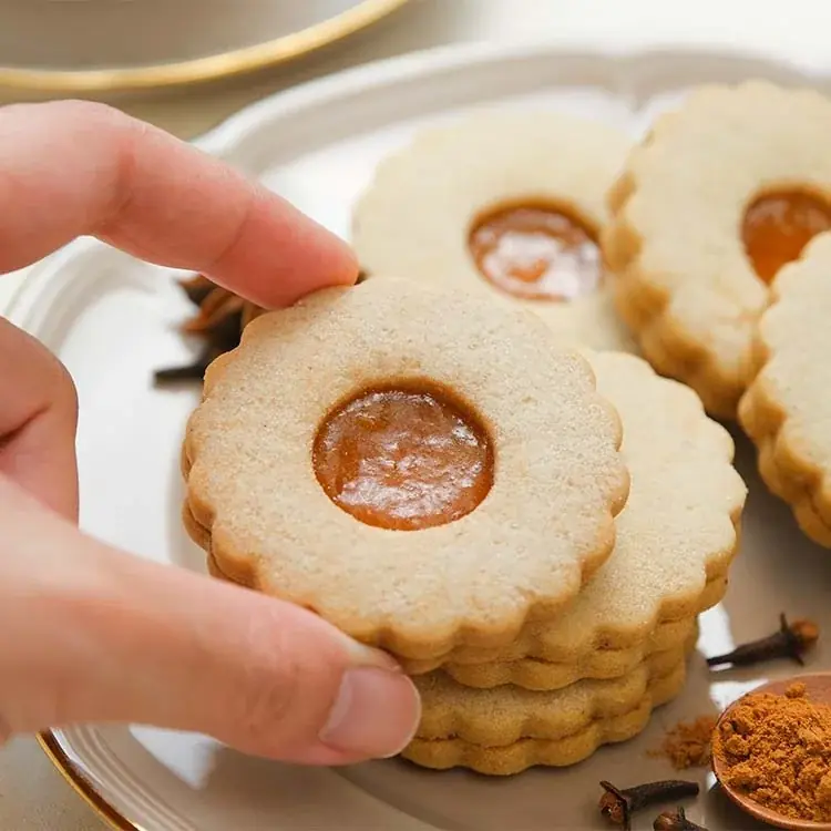 【さくほろ、スパイスの小さな旅】4種のスパイスとアプリコットが重なる『スパイス香る アプリコットのサブレサンド』をスナックミーオンラインストアで期間限定発売 画像 3