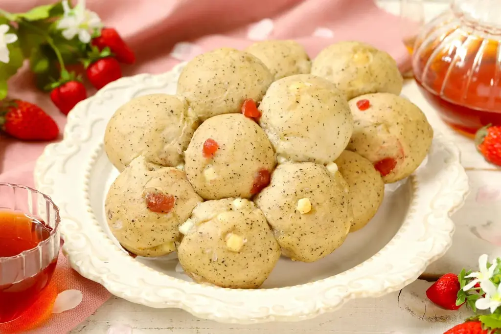 【春限定の苺パン】京都の老舗ベーカリー「グランディール」より紅茶の香りがさらにアップした『京生ちぎりパン～アールグレイ「苺」～』が新登場！ドライストロベリー×ホワイトチョコを練り込んだスコーンも新発売 画像 1