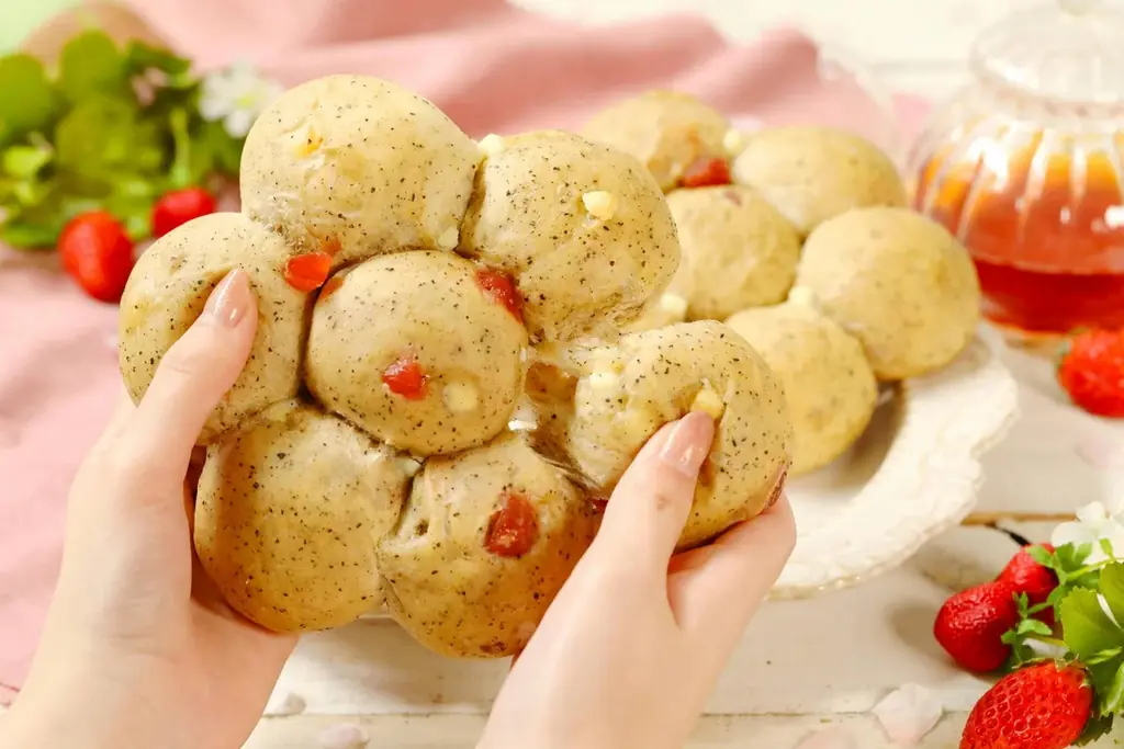 【春限定の苺パン】京都の老舗ベーカリー「グランディール」より紅茶の香りがさらにアップした『京生ちぎりパン～アールグレイ「苺」～』が新登場！ドライストロベリー×ホワイトチョコを練り込んだスコーンも新発売 画像 4