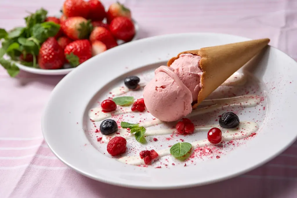 まるで花束のような華やかさで春を彩る！ヴェネツィア発祥のこだわり自然派ジェラートを使用したデザート「プリマヴェーラ・ブーケ～Gelato di Naturaストロベリー～」 画像 1