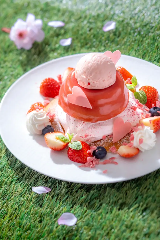 【リーガロイヤルホテル京都】春風のようなやさしさで甘く包み込む、苺のパフェ＆プレートデザート『春風薫る、ラウンジデザート 』 販売 画像 2