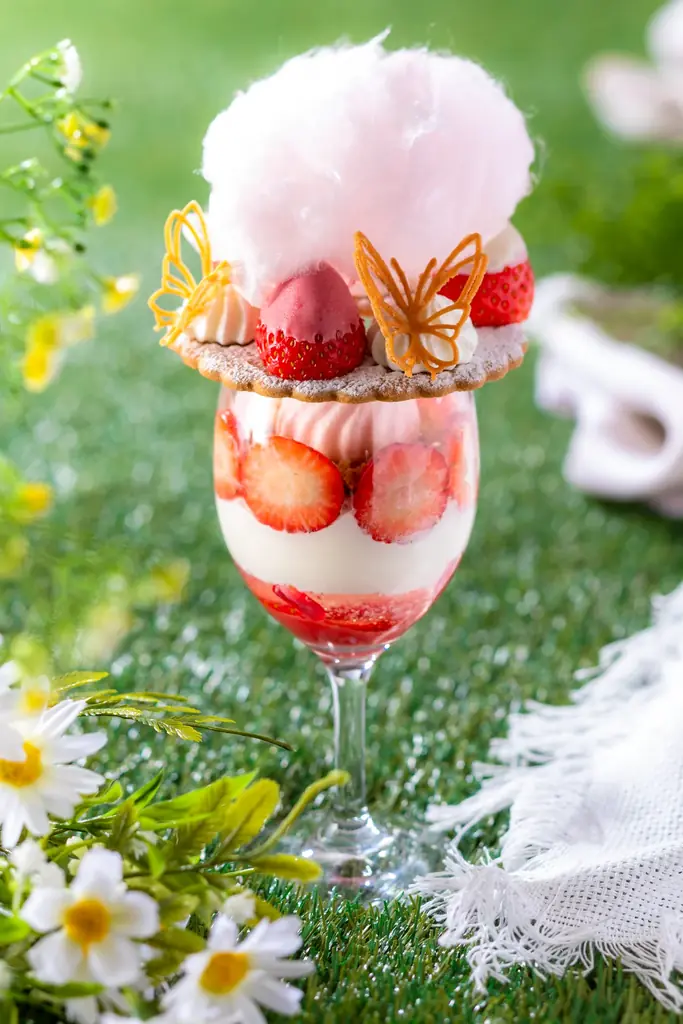 【リーガロイヤルホテル京都】春風のようなやさしさで甘く包み込む、苺のパフェ＆プレートデザート『春風薫る、ラウンジデザート 』 販売 画像 3