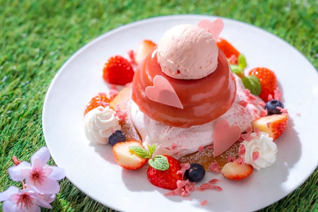 【リーガロイヤルホテル京都】春風のようなやさしさで甘く包み込む、苺のパフェ＆プレートデザート『春風薫る、ラウンジデザート 』 販売 画像 4