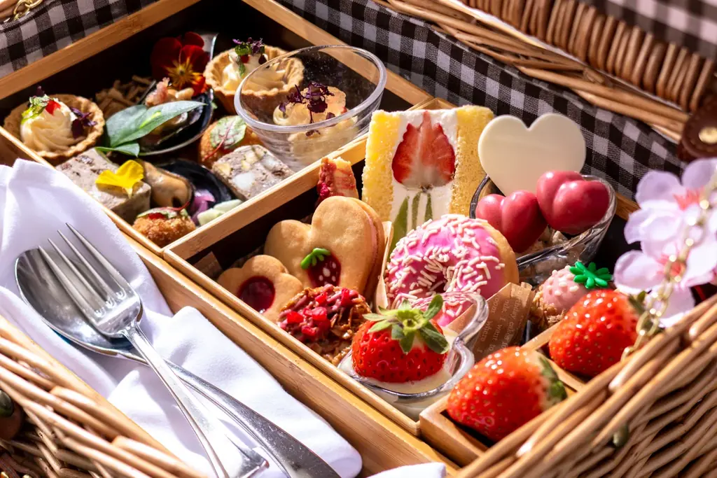 【リーガロイヤルホテル京都】春めく苺のスイーツを詰め込んだ、バスケット仕立てのアフタヌーンティー「ピクニック アフタヌーンティーセット」販売 画像 2