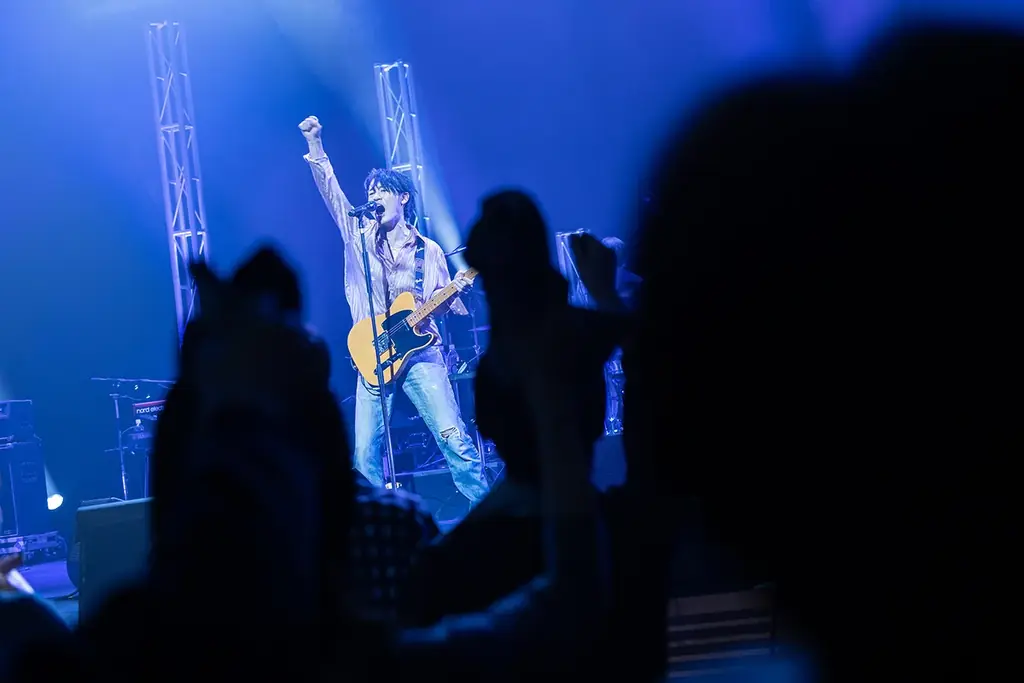 【ライブレポート】父・尾崎豊の楽曲だけでセットリストを組んだ尾崎裕哉のコンセプトライブ第二弾！OZAKIがOZAKIを歌い継ぎ、無垢な魂の叫びが響き渡った夜――2月14日(土)WOWOWで放送・配信！ 画像 3