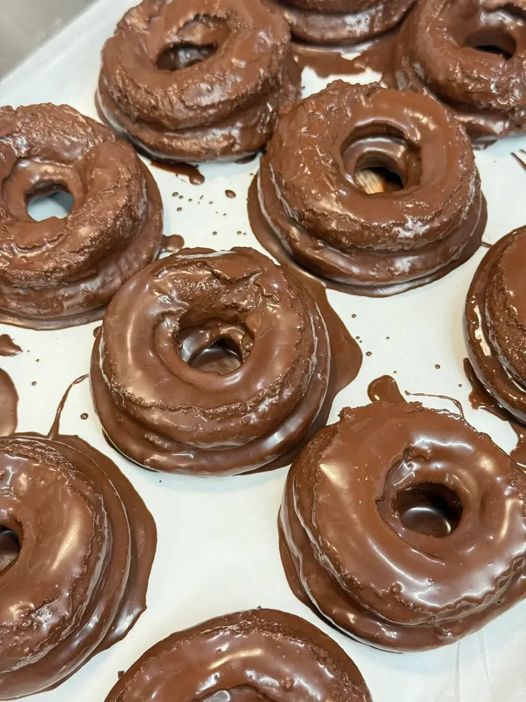 葉山の「たぶん…世界一小さいチョコレート工場」がテレビ取材ぶらり途中下車の旅 2/14放送｜林家たい平 さん来店、バレンタインフェア＆体験WSも開催 画像 3