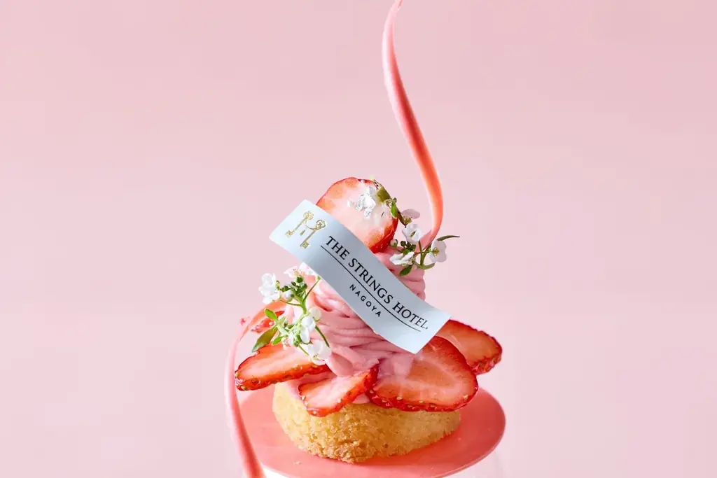 【名古屋】【開業10周年】心ゆくまで苺を愛でる、贅沢な春のひととき。桜香るグラスの中にもちもちの苺大福を忍ばせた1か月間限定の春色パフェ！「大人のご褒美パフェ～Strawberry Blossom～」 画像 2