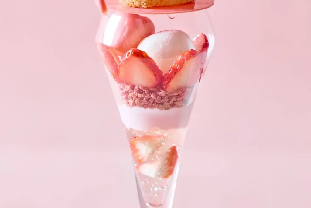 【名古屋】【開業10周年】心ゆくまで苺を愛でる、贅沢な春のひととき。桜香るグラスの中にもちもちの苺大福を忍ばせた1か月間限定の春色パフェ！「大人のご褒美パフェ～Strawberry Blossom～」 画像 3