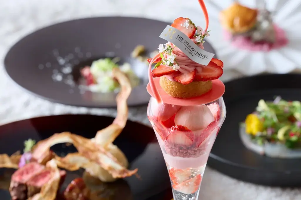 【名古屋】【開業10周年】心ゆくまで苺を愛でる、贅沢な春のひととき。桜香るグラスの中にもちもちの苺大福を忍ばせた1か月間限定の春色パフェ！「大人のご褒美パフェ～Strawberry Blossom～」 画像 4