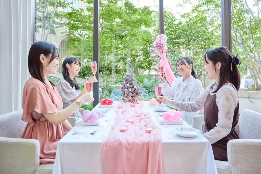 【名古屋】【開業10周年】心ゆくまで苺を愛でる、贅沢な春のひととき。桜香るグラスの中にもちもちの苺大福を忍ばせた1か月間限定の春色パフェ！「大人のご褒美パフェ～Strawberry Blossom～」 画像 5