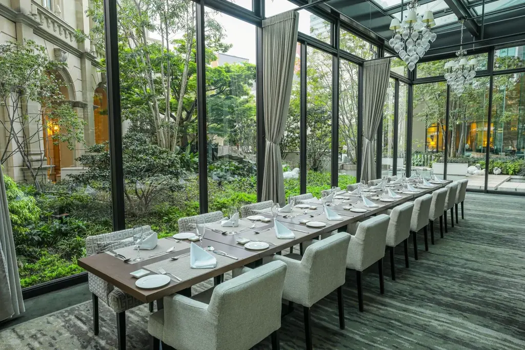 【名古屋】【開業10周年】心ゆくまで苺を愛でる、贅沢な春のひととき。桜香るグラスの中にもちもちの苺大福を忍ばせた1か月間限定の春色パフェ！「大人のご褒美パフェ～Strawberry Blossom～」 画像 6