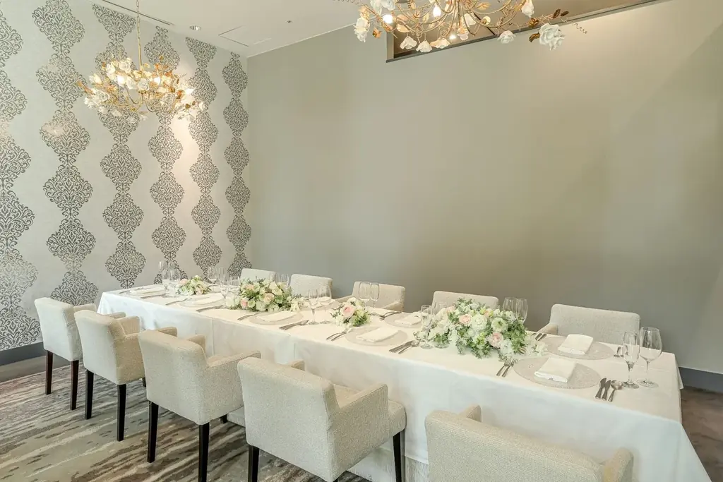 【名古屋】【開業10周年】心ゆくまで苺を愛でる、贅沢な春のひととき。桜香るグラスの中にもちもちの苺大福を忍ばせた1か月間限定の春色パフェ！「大人のご褒美パフェ～Strawberry Blossom～」 画像 7