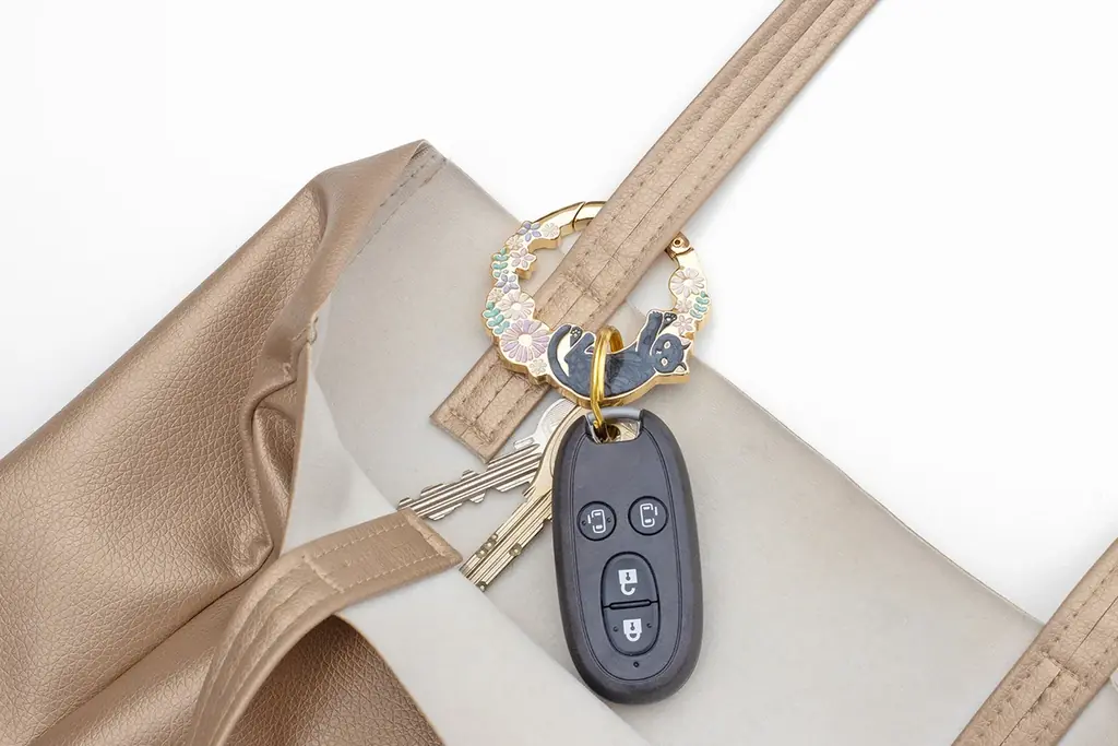 【おとなのカラビナ】傘や帽子の面倒な出し入れ卒業！「猫×お花」の大人可愛いカラビナ型バッグチャームが新登場 画像 3