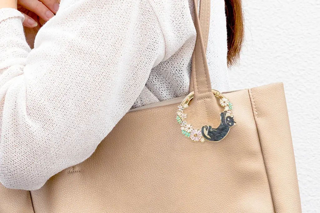 【おとなのカラビナ】傘や帽子の面倒な出し入れ卒業！「猫×お花」の大人可愛いカラビナ型バッグチャームが新登場 画像 4