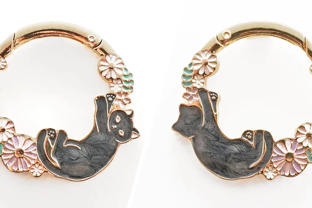 【おとなのカラビナ】傘や帽子の面倒な出し入れ卒業！「猫×お花」の大人可愛いカラビナ型バッグチャームが新登場 画像 5